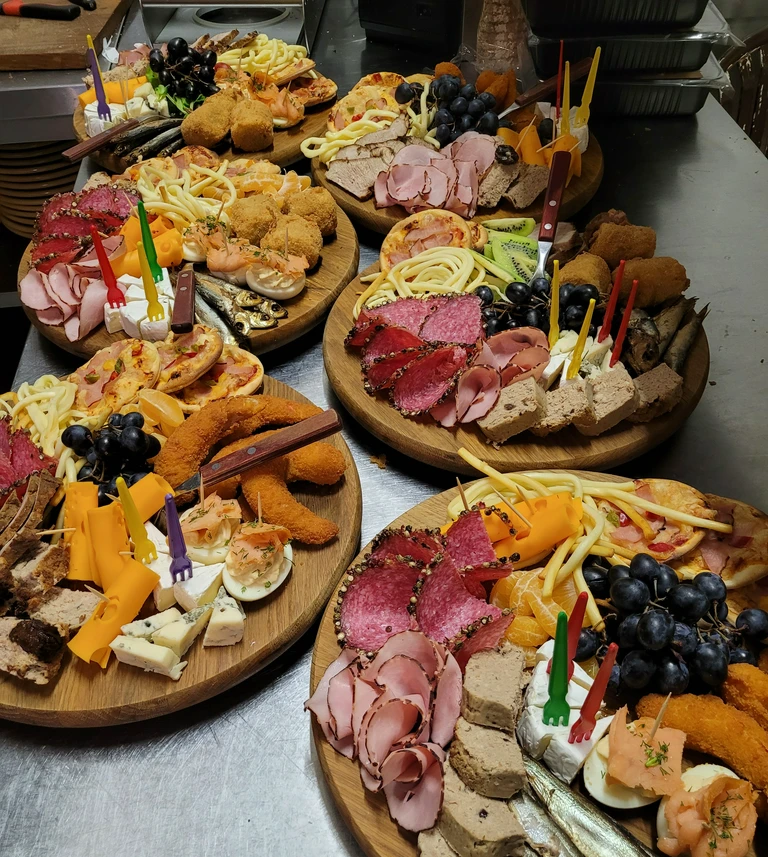 Jedzenie na&nbsp;tacach